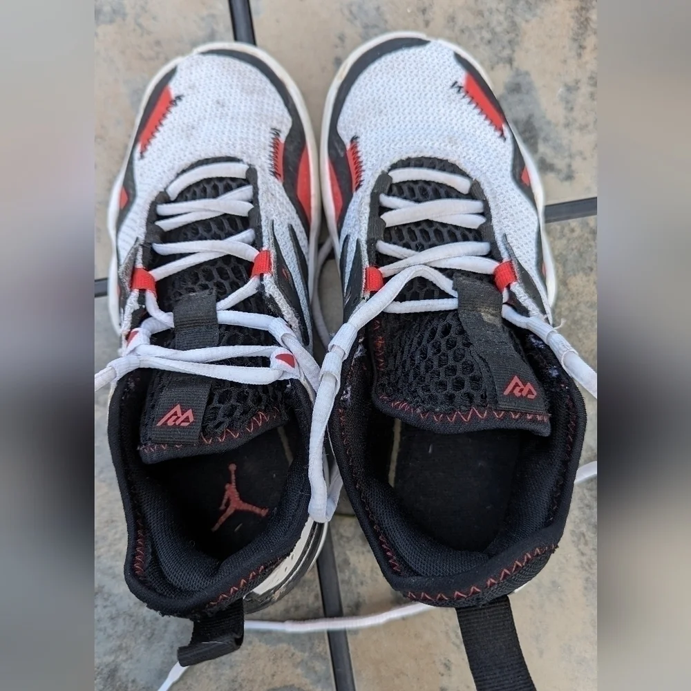 Jordan Kids White Black Red Zig-Zag Basketball Sneakers